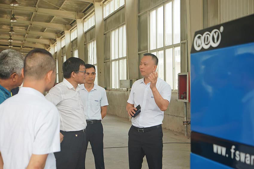 佛山市萬達業(yè)機械股份有限公司董事總經(jīng)理曹傳偉作產(chǎn)品介紹